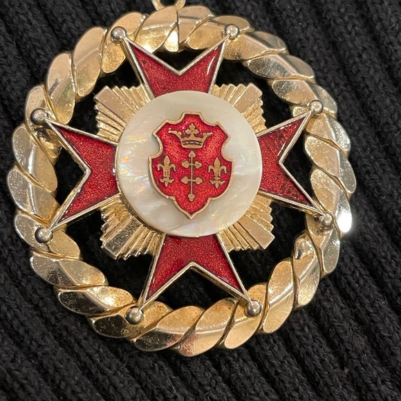 😍 VINTAGE COAT OF ARMS PENDANT Red Enamel mother of pearl w gold finish